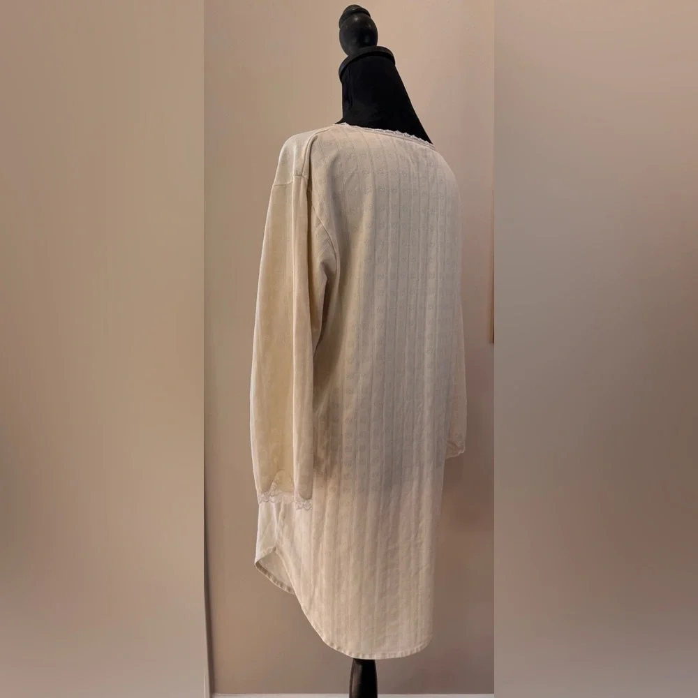 Etienne Vintage ivory sleep shirt/Chemise chest 44” size Large-cotton/poly blend